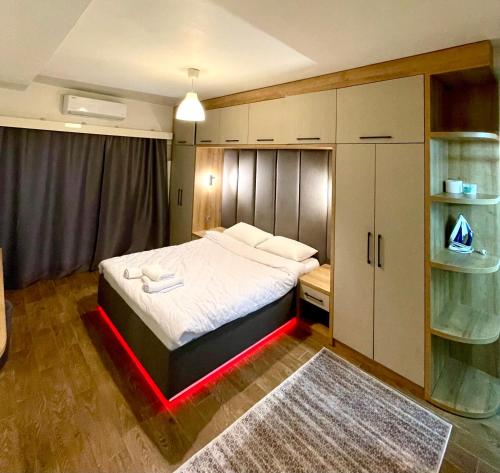 Postel nebo postele na pokoji v ubytování Unique/Cosy flat near Taksim/Nişantaşı