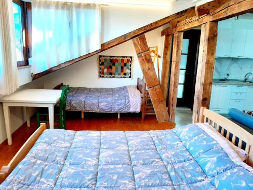 Un pat sau paturi într-o cameră la Central Loft