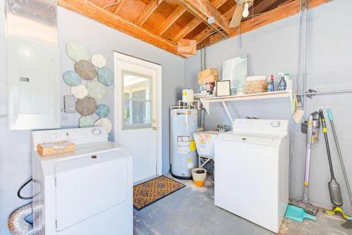 a laundry room with two washers and a washer at Largo Beach House in Largo
