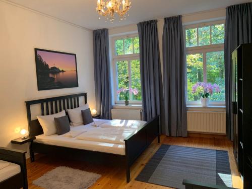 En eller flere senge i et værelse på DEUTSCHE VILLA - SUPERIOR APARTMENT- 1 Obergeschoss mit gem Sauna und Garten