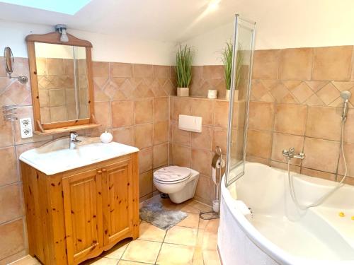 Ένα μπάνιο στο DEUTSCHE VILLA - SUPERIOR APARTMENT- 1 Obergeschoss mit gem Sauna und Garten