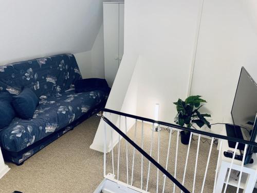 a living room with a couch and a tv at Kapitäns Hus 2 mit Infrarotsauna und großem Garten in Graal-Müritz