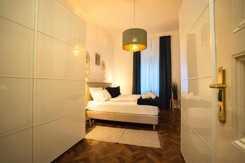 Un dormitorio con una cama y una habitación con una puerta. en Apartman Iris, en Zagreb