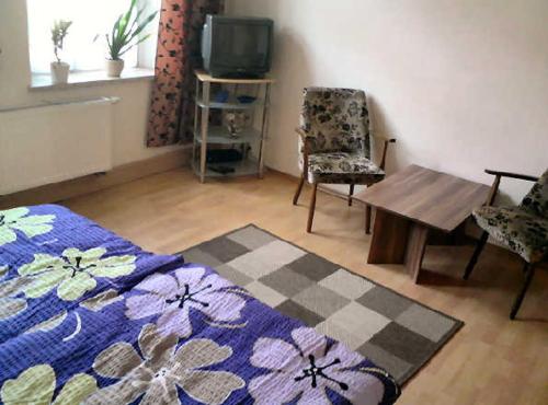 a bedroom with a bed and a table and chairs at Ferienwohnung Gleißner Hartmann in Sangerhausen