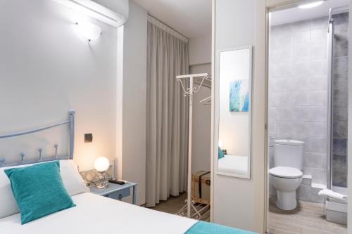 a bedroom with a bed and a bathroom with a shower at Alda Centro Zamora in Zamora