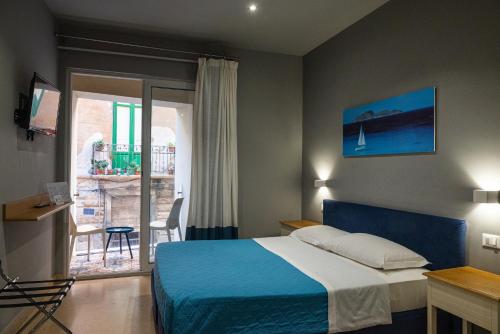Postel nebo postele na pokoji v ubytování ZIBIBBO SUITES & ROOMS - Aparthotel in Centro Storico a Trapani
