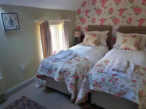 a bedroom with two twin beds and a window at Finest Retreats - No 3 Meynell Mews in Breedon on the Hill