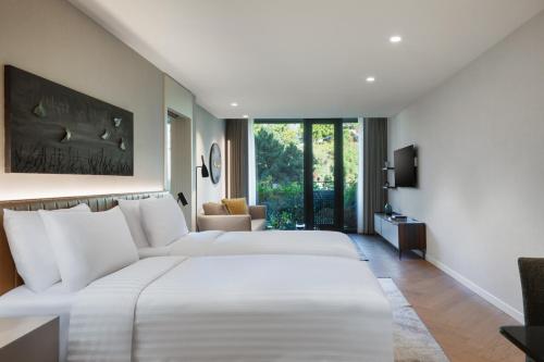 Säng eller sängar i ett rum på Marriott Executive Apartments Istanbul Fulya
