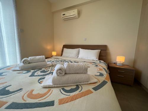 una camera con due letti e asciugamani di Sea-View Eco-Apartment B110 a Polis Chrysochous