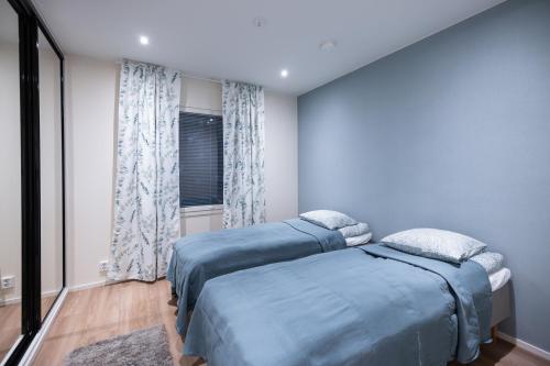 Tempat tidur dalam kamar di Brand new Arctic snowstar apartment