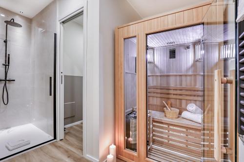 uma casa de banho com um chuveiro e uma cabina de duche ao nível do chão em WelcHome - Suites - em Perugia