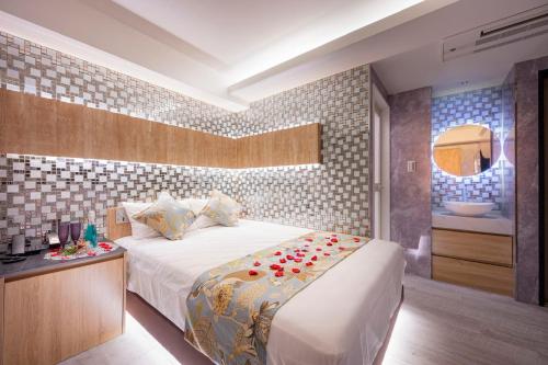 a bedroom with a bed with flowers on it at Exquisite business hotel Bella in Tokyo