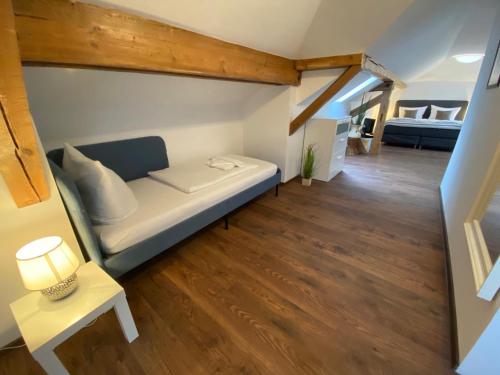 una pequeña sala de estar con sofá y mesa. en ROYAL OCEAN Ferienhaus mit Sauna, Spielekonsole und Whirlpool, en Rostock