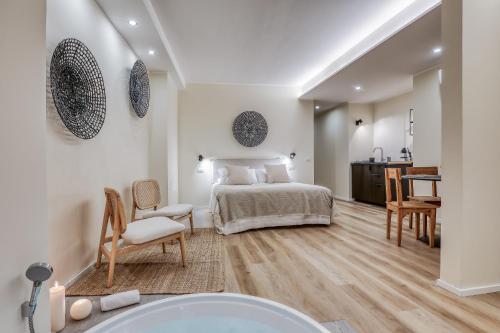 1 dormitorio con 1 cama, mesa y sillas en WelcHome - Suites - en Perugia