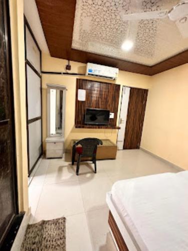 Habitación con cama y sala de estar. en Hotel Shanti Grand Inn , Gorakhpur en Gorakhpur