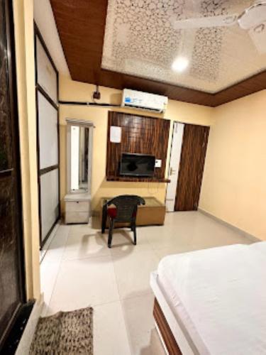 a room with a bed and a living room at Hotel Shanti Grand Inn , Gorakhpur in Gorakhpur