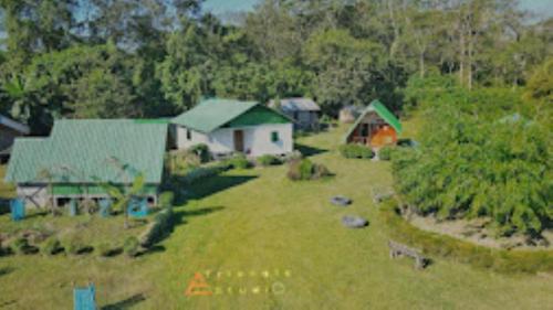 una vista aerea di un cortile con una casa di Okegiga Homes Majuli a Majuli