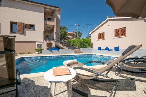 a villa with a swimming pool and a house at Villa Giovanni Maria by Briskva in Vinež