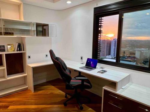 una oficina con escritorio y ordenador portátil. en Apartamento VISTA PANORÂMICA, en Foz do Iguaçu