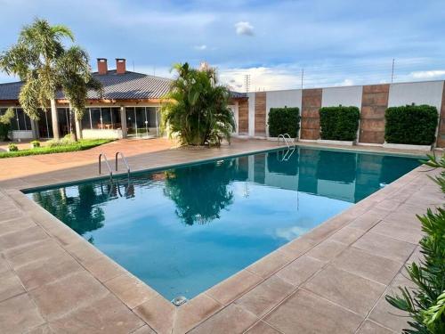 una gran piscina frente a un edificio en Apartamento VISTA PANORÂMICA, en Foz do Iguaçu