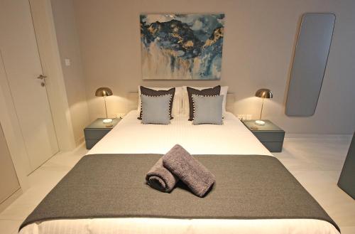 Ліжко або ліжка в номері Modern & Spacious 2BR Penthouse with Terrace - Close to Qawra Beach