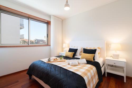 a bedroom with a large bed and a window at Host Wise - Gorgeous Spacious Flat - Ace Location in Porto