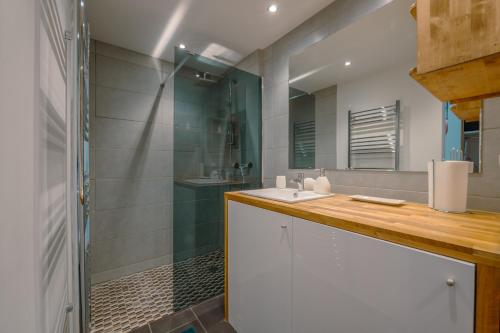 La salle de bains est pourvue d'un lavabo et d'une douche. dans l'établissement Les Marmottes d'Argentière - Happy Rentals, à Chamonix-Mont-Blanc