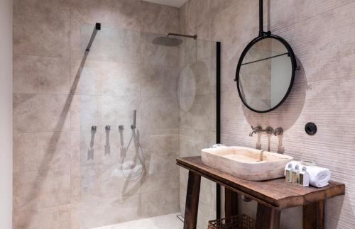 un baño con lavabo y ducha en Villa Occhinello, en Propriano
