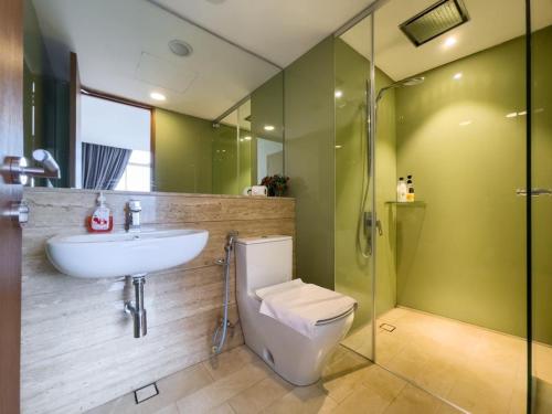 een badkamer met een wastafel, een toilet en een douche bij Lovely 2&3bedrooms condo klcc and kL tower view in Kuala Lumpur