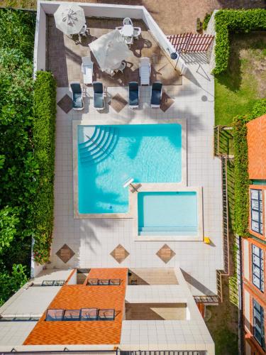 an overhead view of a swimming pool in a building at Moriah Maceió Beach Hotel in Maceió