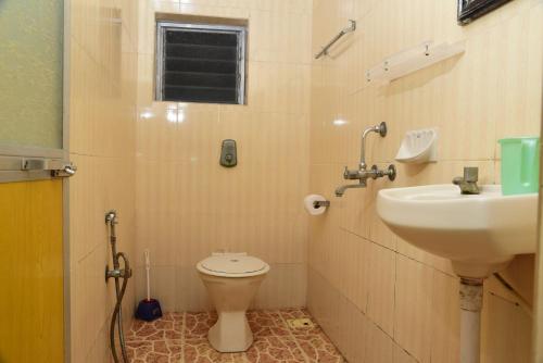 ein Bad mit einem WC und einem Waschbecken in der Unterkunft Hotel My Soulmate, Palolem Beach in Palolem