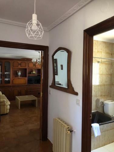 sala de estar con espejo y radiador en Apartamentos Villa Maria, en Canales