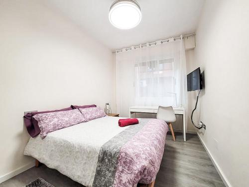 um quarto branco com uma cama e uma televisão em LUJOSO PISO CÉNTRICO EN MURCIA con 3 habitaciones em Múrcia