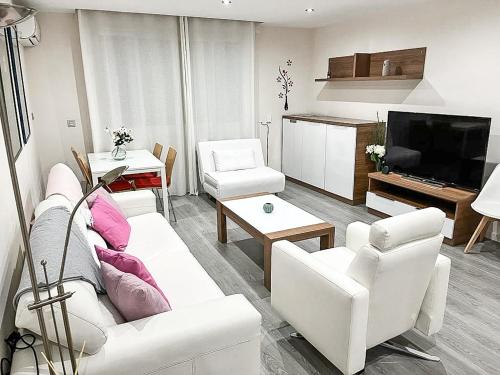 a living room with white furniture and a flat screen tv at LUJOSO PISO CÉNTRICO EN MURCIA con 3 habitaciones in Murcia