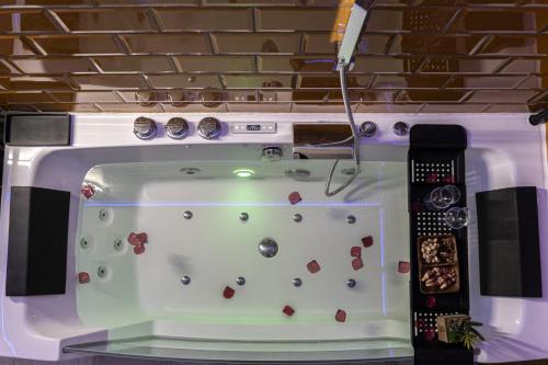 uma banheira de hidromassagem num quarto com um aperitivo em U LAGARTU em Eljas