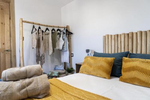 a bedroom with a bed with blue and yellow pillows at U LAGARTU in Eljas