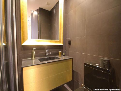 een badkamer met een wastafel en een spiegel bij Akicity Liberdade Star in Lissabon