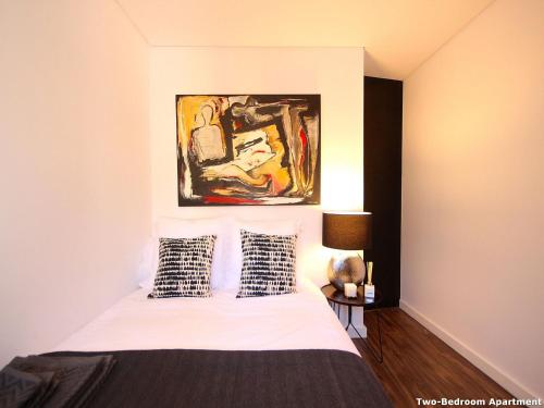 ein Schlafzimmer mit einem Bett und einem Wandgemälde in der Unterkunft Akicity Liberdade Star in Lissabon