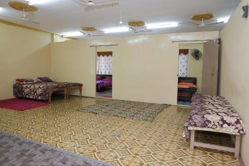 Habitación con 2 camas y mesa. en 3 BHK-Air Cooler-Fans for 4 to 10 Guests for Families en Hyderabad