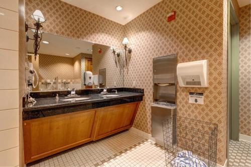 baño con lavabo y espejo grande en Powderhorn Lodge 210: Blazing Star Suite en Solitude