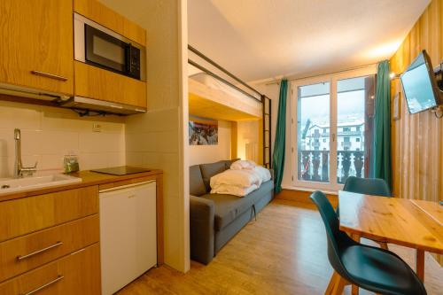 mały apartament z kanapą i stołem oraz kuchnią w obiekcie Chamonix Sud - Forclaz 304 - Happy Rentals w Chamonix-Mont-Blanc