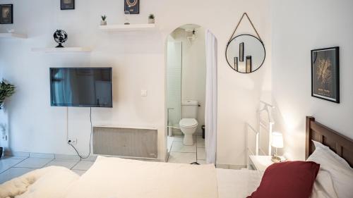 - une chambre blanche avec un lit et une salle de bains dans l'établissement Smart Confort 1 - studio Confort et Stylé, à Troyes
