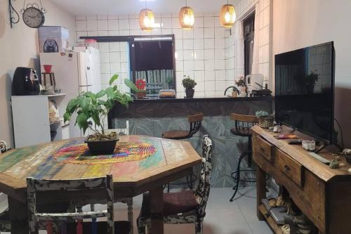 - une cuisine avec une table en bois et des chaises dans l'établissement Casa inteira, novíssima, 3 quartos, 2 BH, 800m da UFJF, à Juiz de Fora