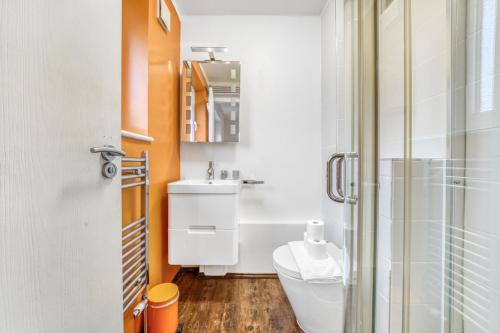a bathroom with a toilet and a sink at Executive 4 Bedroom Town House in Canada Water FREE WIFI & PARKING by City Stay Aparts London in London