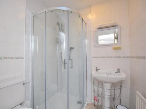 een badkamer met een douche en een wastafel bij 1 Bed in Boulmer 60516 in Boulmer