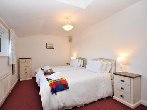 een slaapkamer met 2 bedden en een dressoir bij 1 Bed in Boulmer 60516 in Boulmer