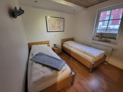 a room with two beds and a window at Ferienwohnung Kajüte 19 in Greetsiel