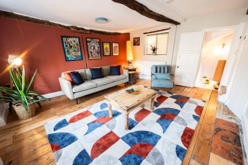 een woonkamer met een bank en een tafel bij 72 - Quirky One Bed Property in the Norwich Lanes in Norwich