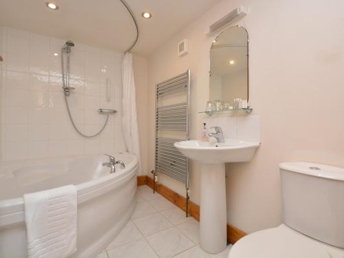 een badkamer met een bad, een wastafel en een toilet bij 1 Bed in Lincoln 73852 in East Barkwith