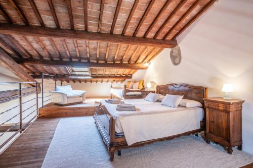 1 dormitorio con cama y techo de madera en Villa Calicantus, en Bardolino